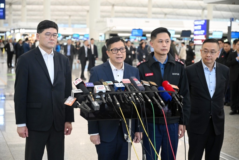 邓炳强（左二）和杨恩健（左三）会随行。 图为特区救援队前往缅甸时机场送行。 资料图片