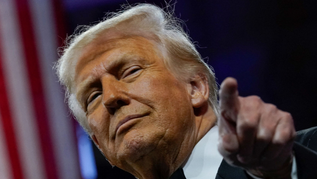 美国总统特朗普8日出席共和党众议院全国委员会(NRCC)晚宴,发表谈话的神情。 美国总统特朗普8日出席共和党众议院全国委员会(NRCC)晚宴,发表谈话的神情。