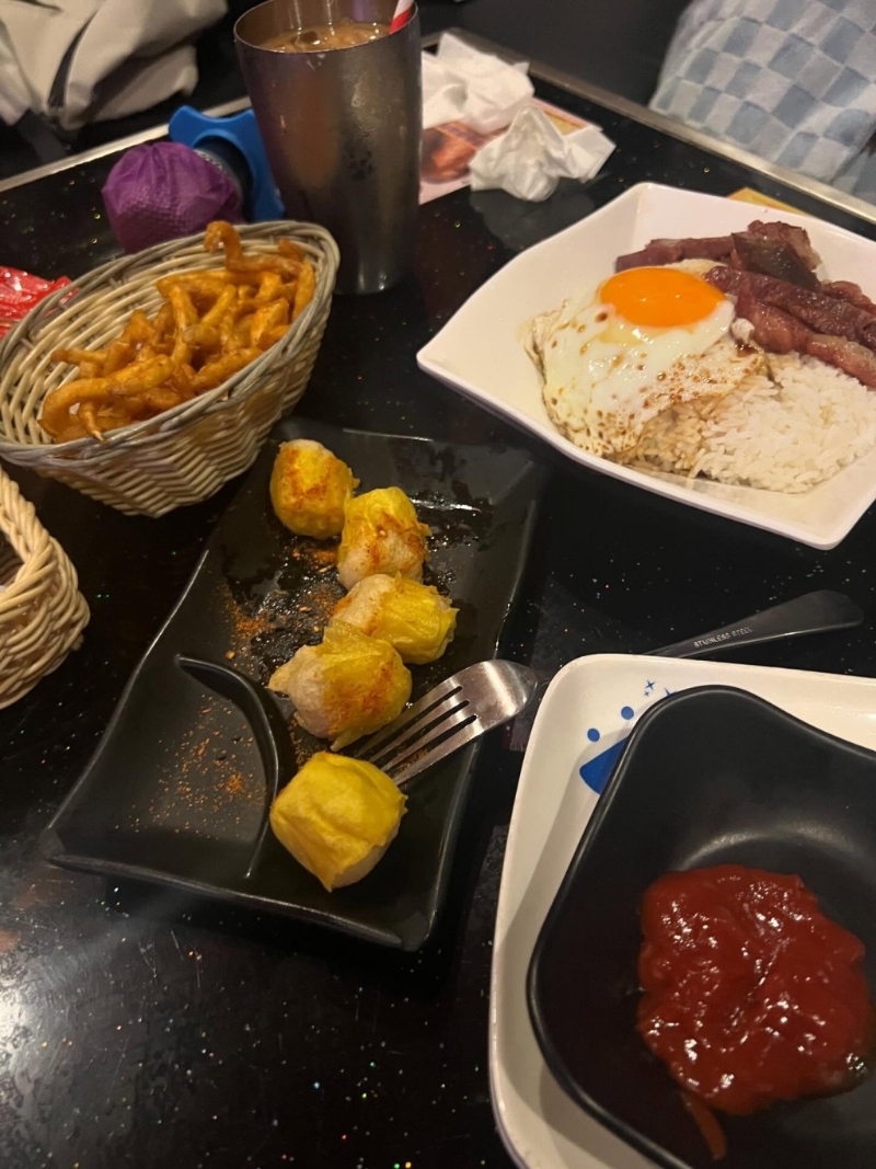 楼主跟友人共3人由下午1时唱至晚上8时，一共7小时，期间更点来不少食物