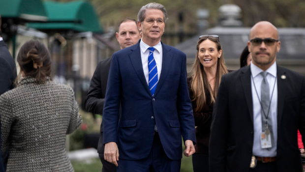 美财长贝森特(中)对美日关税谈判表示乐观。