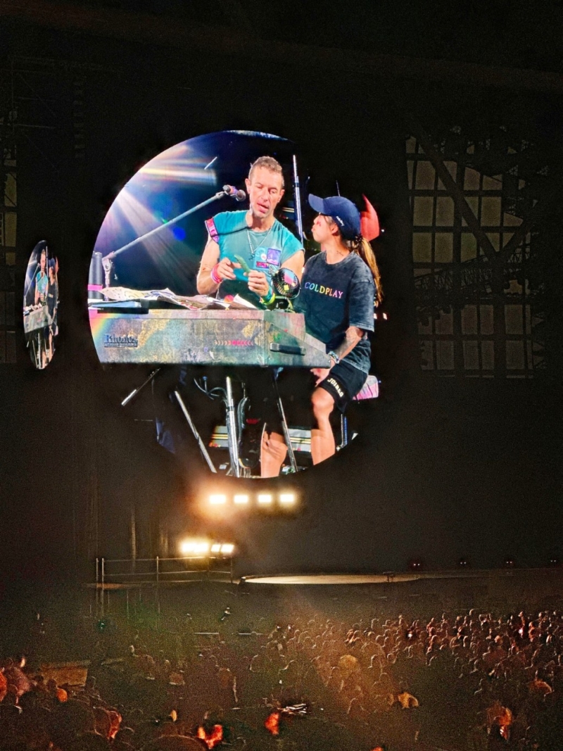 VICKY被Coldplay主唱Chris Martin“点名”上台合唱。 VICKY被Coldplay主唱Chris Martin“点名”上台合唱。