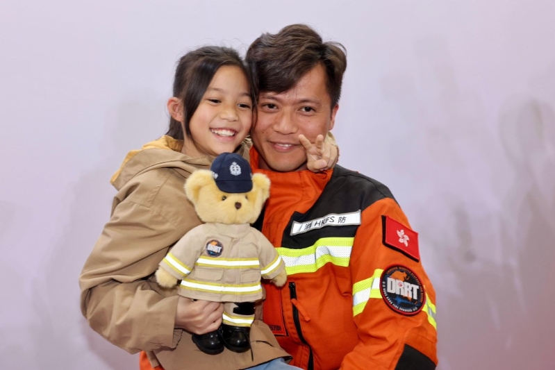 救援队队员与家人合照。