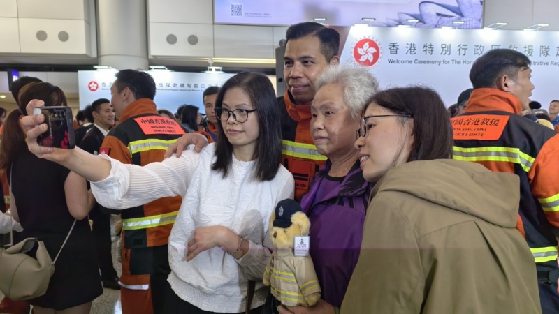 返港救援队员与家人们团聚，场面温馨。