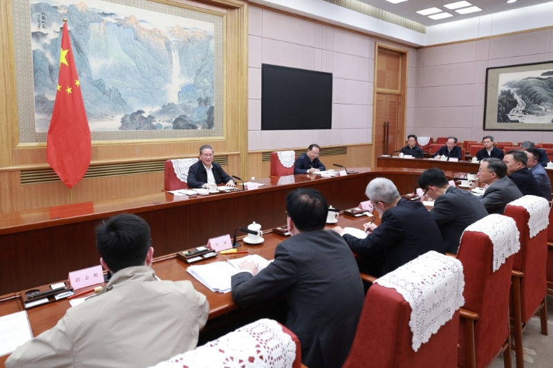 李强主持召开经济形势专家和企业家座谈会。 新华社