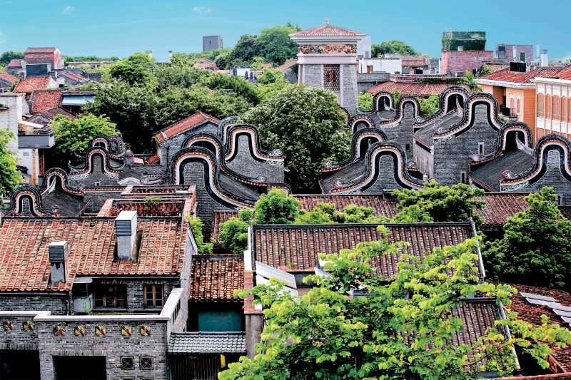 瑞安房地产旗下佛山岭南天地前身为“祖庙-东华里” 区域,原址迄今有900余年历史,是佛山文物古迹保存最完整的岭南古建筑群。其运用“修旧如旧,新老并存”的理念,以岭南特色青砖建筑为依托,打造城市微度假目的地。 瑞安房地产旗下佛山岭南天地前身为“祖庙-东华里” 区域,原址迄今有900余年历史,是佛山文物古迹保存最完整的岭南古建筑群。其运用“修旧如旧,新老并存”的理念,以岭南特色青砖建筑为依托,打造城市微度假目的地。