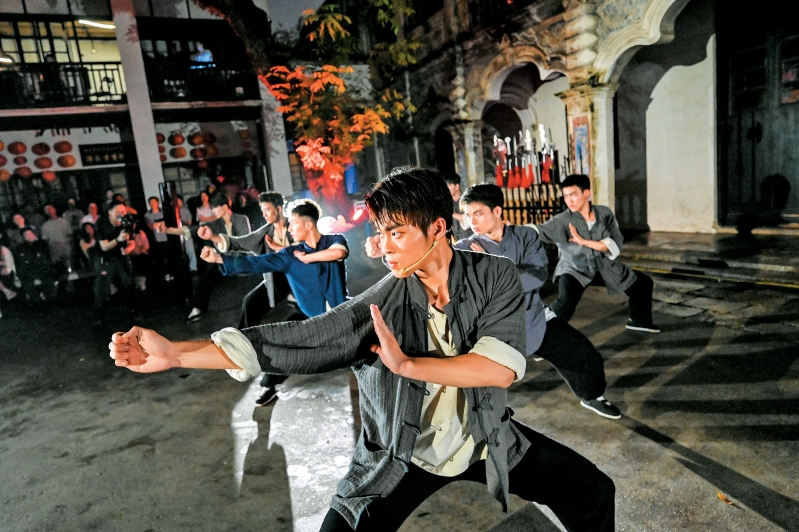 《鸿武魂》突破传统表演形式,不设舞台及座位,让观众零距离感受功夫的魅力。 《鸿武魂》突破传统表演形式,不设舞台及座位,让观众零距离感受功夫的魅力。