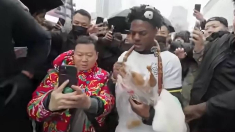 林江全程跟着Speed请食卤鹅,成功将荣昌卤鹅变为网上人气美食。 Youtube@IShowspeed 林江全程跟着Speed请食卤鹅,成功将荣昌卤鹅变为网上人气美食。 Youtube@IShowspeed