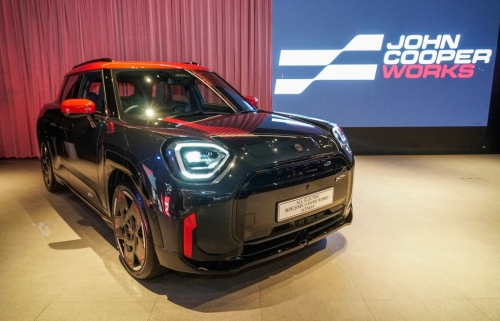 2025 MINI John Cooper Works纯电新成员登场:新车发佈会主角是MINI JCW E(J01)三门版和MINI JCW Aceman E(J05)五门SUV。 2025 MINI John Cooper Works纯电新成员登场:新车发佈会主角是MINI JCW E(J01)三门版和MINI JCW Aceman E(J05)五门SUV。