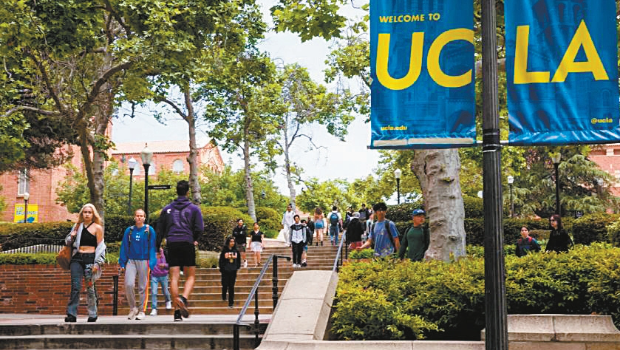 学生们走在洛杉矶加大校园里