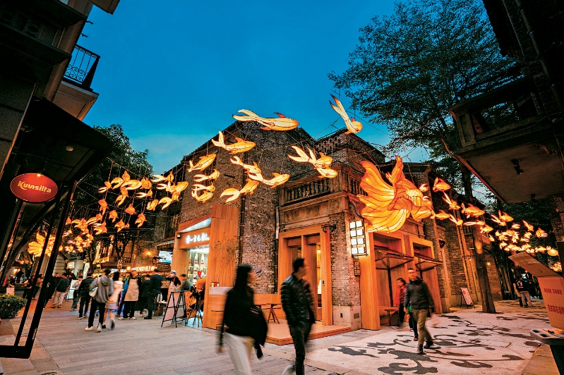 佛山非遗彩灯技艺魅力浓厚,岭南天地街区入夜后的长生树老街巷,抬头可见漫天非遗鱼灯,彷佛群鱼戏水。.jpg 佛山非遗彩灯技艺魅力浓厚,岭南天地街区入夜后的长生树老街巷,抬头可见漫天非遗鱼灯,彷佛群鱼戏水。.jpg