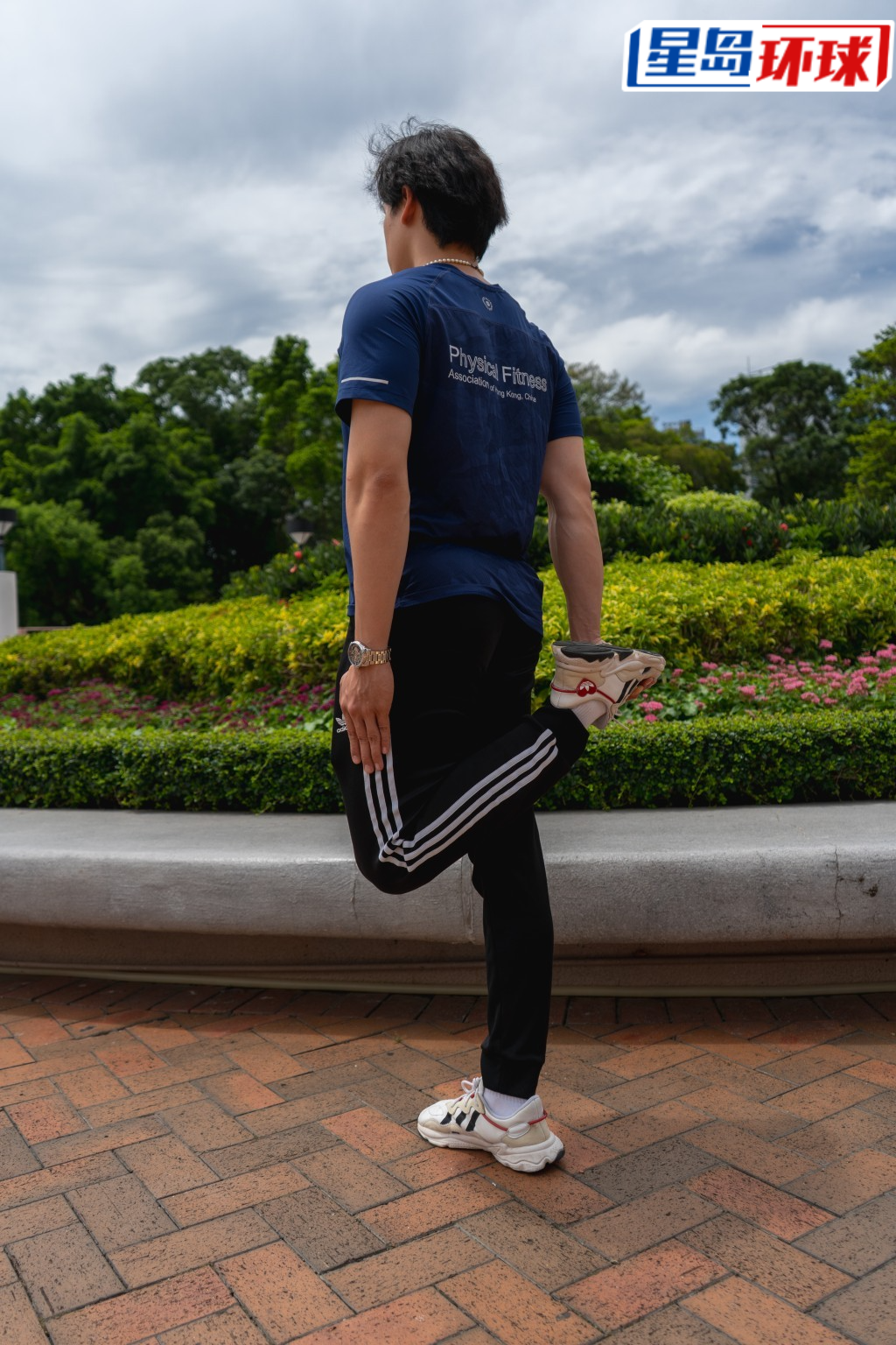 行山前热身运动:前大腿伸展 (相片来源:黄永森博士) 行山前热身运动:前大腿伸展 (相片来源:黄永森博士)