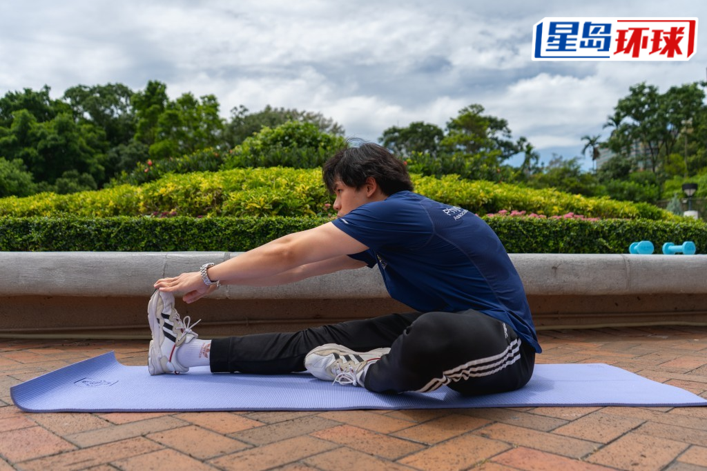 行山前热身运动:后大腿伸展 (相片来源:黄永森博士) 行山前热身运动:后大腿伸展 (相片来源:黄永森博士)