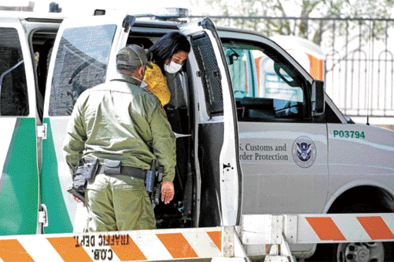 法庭裁定所有14岁以上的无证移民要向联邦政府登记，并在出门时随身携带证件。图为海关和边境保护局官员为获释移民开门。美联社资料图片