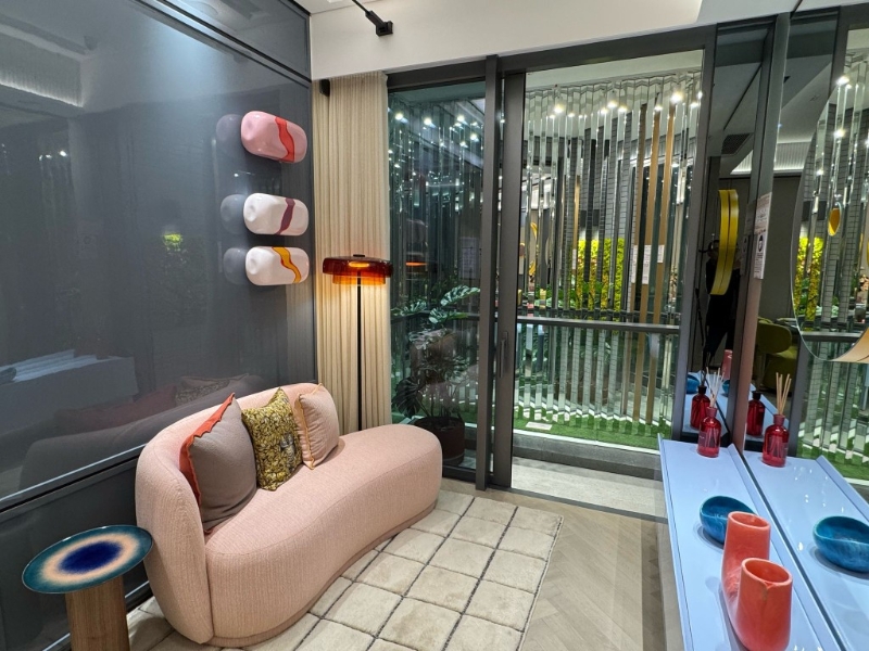 客厅放置粉色梳化及电视矮柜