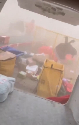 民众躲入车厢内避灾。