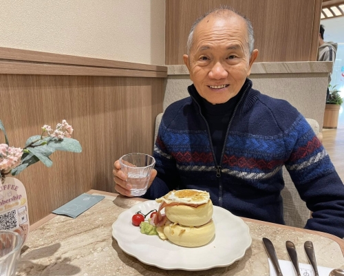 74岁的元素Zhilin玩具线程，他的“生活愉悦”的态