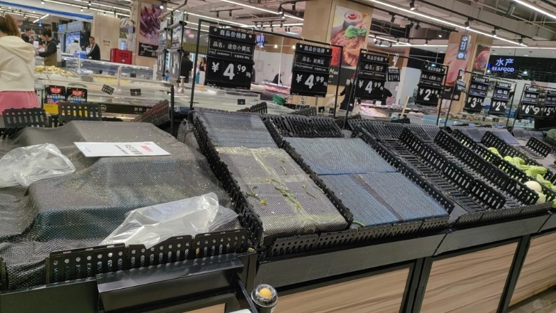 北京超市遭回家避风民众清空。小红书＠23点之前去睡觉