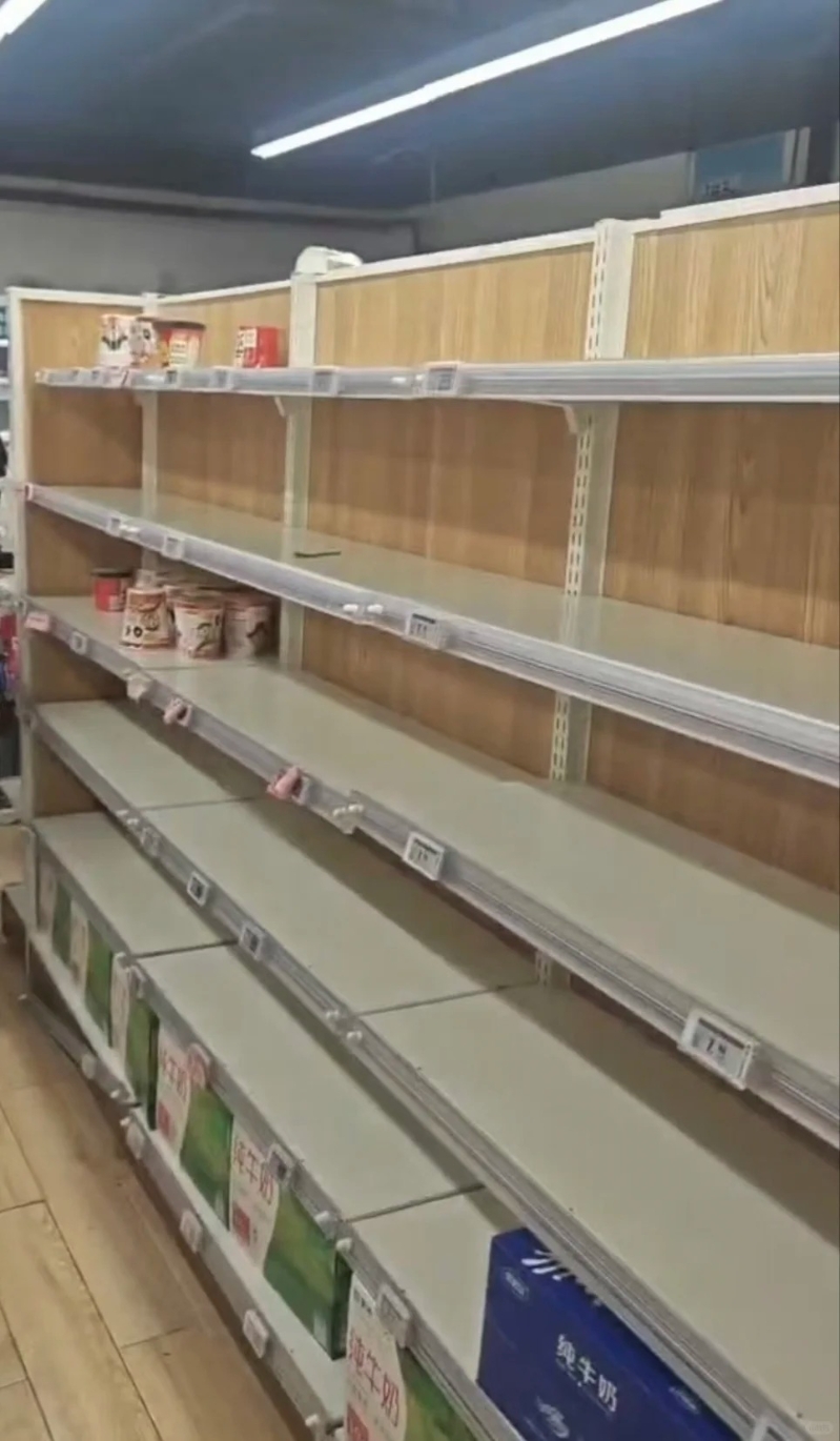 北京超市遭回家避风民众清空。小红书＠IAQ