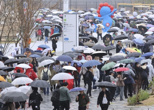 大阪世博首日涌入逾14万人。美联社