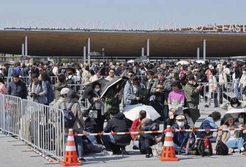 大阪世博会场东入口挤满等候进场的排队人龙。美联社