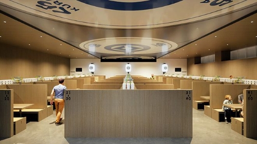 大阪世博开幕首天，「藏寿司」要等8小时入座。藏寿司图片