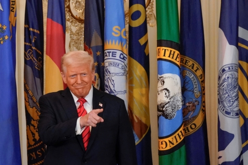 特朗普发动关税大战，希望把外移的制造业拉回美国。