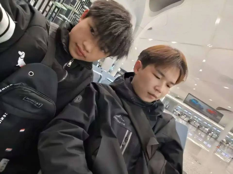 宋國磊與堂兄在候機時的合照。