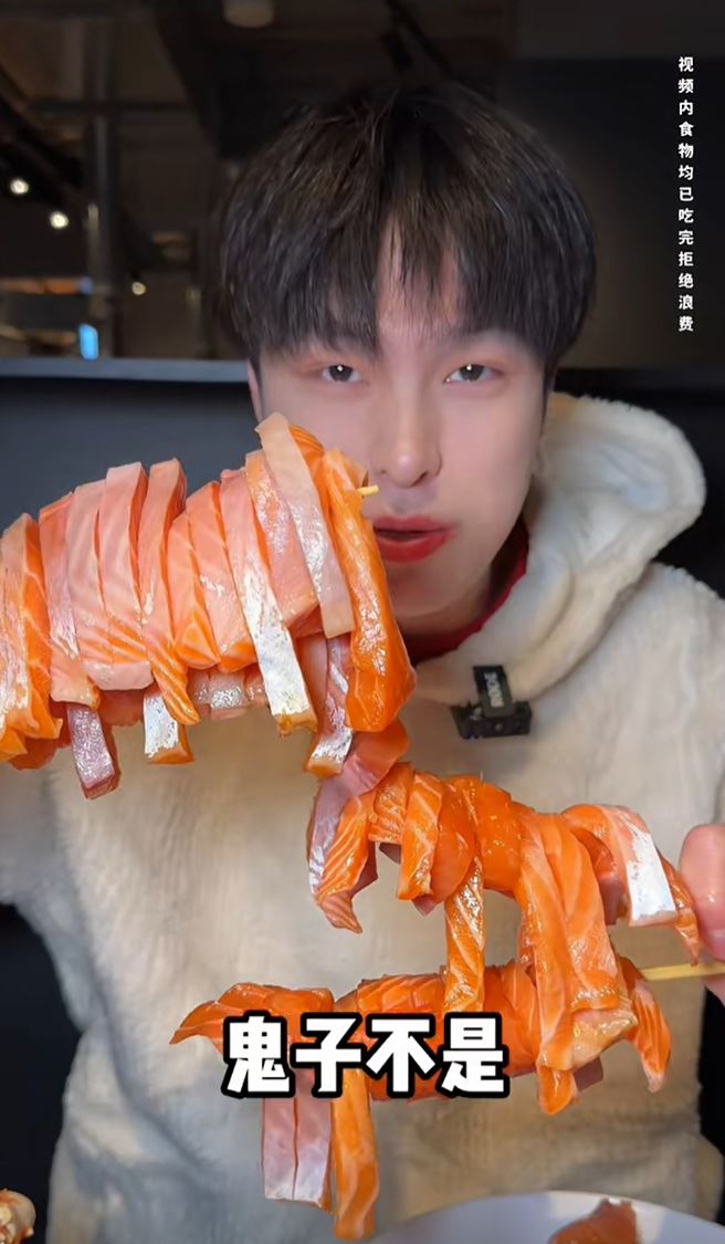 其不時在片中用上「鬼子」形容日本人。抖音@鄧炫瘋