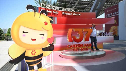 据公开的档案文件显示，广交会的创办成功突破西方封锁。新华社