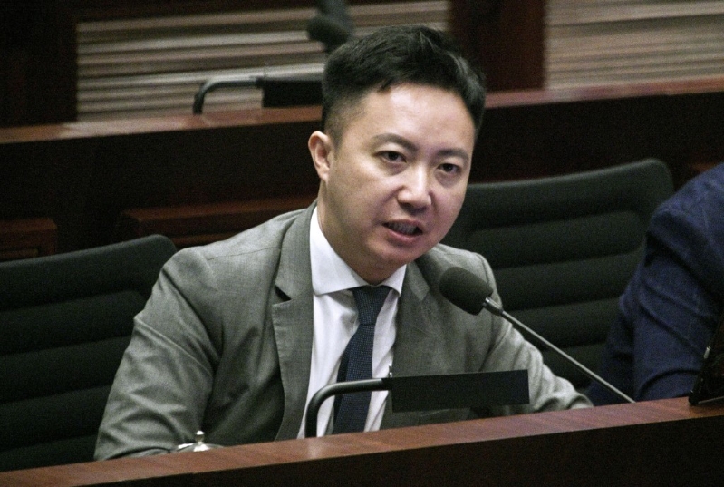 李梓敬质疑只有基层和中产独渡时艰。 资料图片