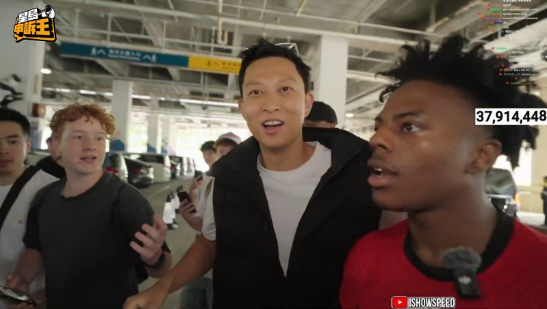 在海洋公园时 ，Speed 由本地著名网红“托哥”（图中）做导游，惟之后便中止合作。 （来源：IShowSpeed直播截图）