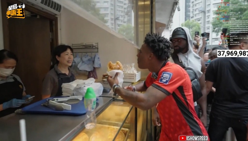 阿聪带Speed到北角一间茶餐厅，吃地道菠萝油和外卖，但事后引起争议。 （来源：IShowSpeed直播截图）