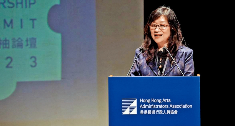 2023年，何黎敏怡以主席身份在香港艺术行政人员协会主办的文化领袖论坛致辞。