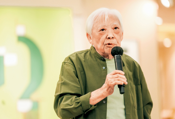 现年93岁的霍刚乃享誉盛名的抽象艺术家，其作品融合西方几何抽象的理性，以及东方书法文化的感性。