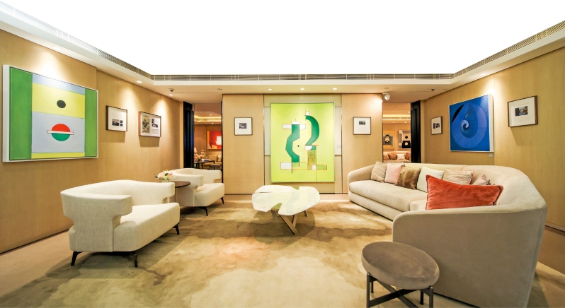 客厅中间摆放的，正是展览的主视觉作品之一，《抽象2020-020》，完美融入家具环境。