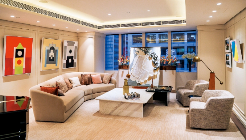 霍刚优雅、简约、纯粹的艺术作品，与九龙仓及会德丰旗下山顶系列的优雅美学巧妙结合。