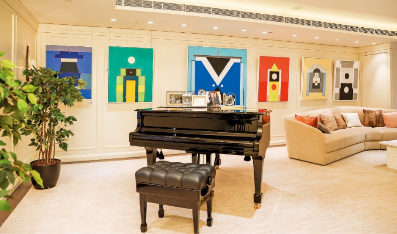 音乐室展出的一组六幅横排小尺幅作品，宛如香港城市建筑的缩影。