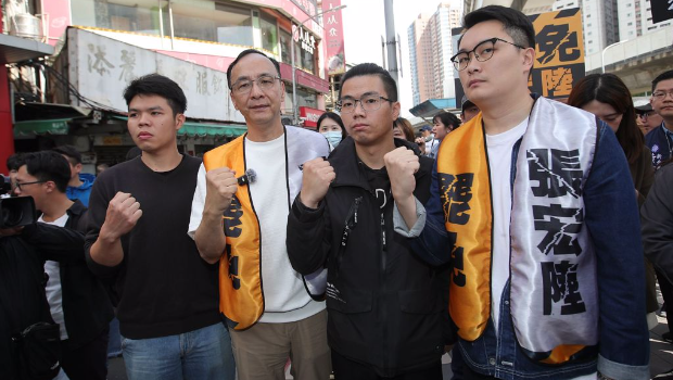 国民党主席朱立伦（右三）17日赴板桥为罢免民进党“立委”张宏陆的团体打气