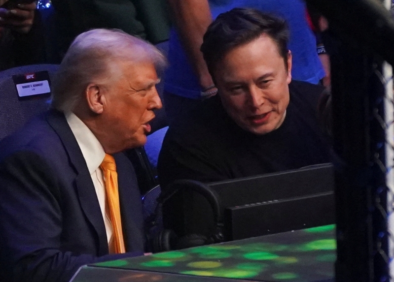 美国总统川普和他的亿万富翁左右手马斯克13日在美国佛州迈阿密卡西亚中心（Kaseya Center）观赏 「UFC 314」赛事。（路透）