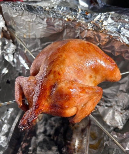 在野外炮制美味烤鸡，原来没有电源、没有焗炉都可以！（图片来源：受访者提供）