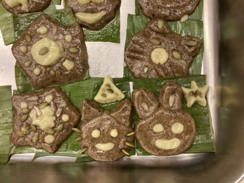 以有趣的动物造型制作传统小食芝麻茶粿， 以创意方式启发参加者对生态环境的想象。（图片来源：绿汇学苑）