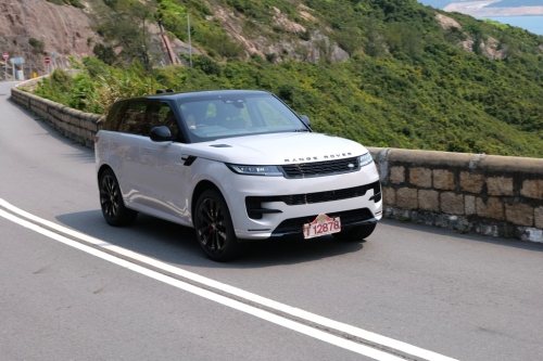 Range Rover Sport P360 Dynamic入门新版输出360ps马力和500Nm扭力，起动加速比旧版P400爽快直接。