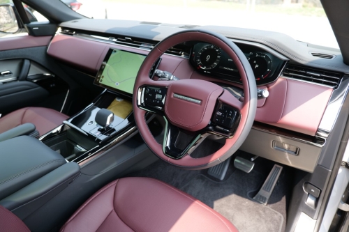 Range Rover Sport P360 Dynamic双色皮革车厢雍容华贵，新版取消冷气实体键，改于中控触屏操作。