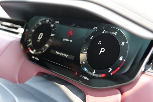 Range Rover Sport P360 Dynamic配有13.7吋数码仪表板。
