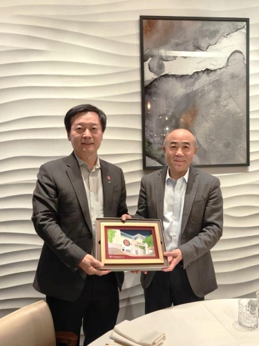 秦泗钊（左）亦与与中国驻英国大使馆科技公参丁明勤（右）会面。 岭大提供