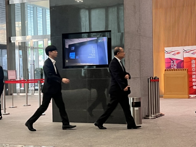 蔡冠深。 蔡冠深。