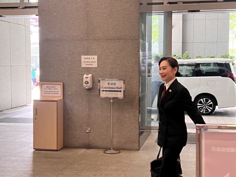 邝美云。 邝美云。