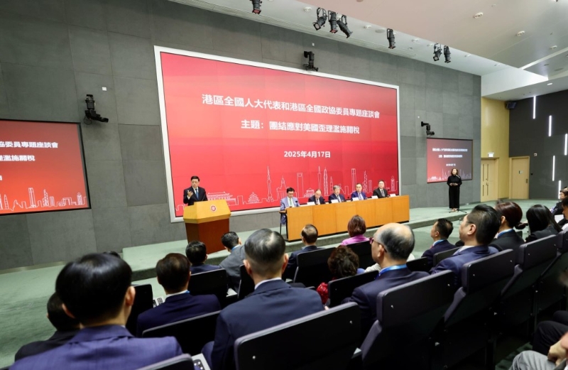 李家超指政府总部今日举办港区全国人大代表和港区全国政协委员专题座谈会。 李家超FB 李家超指政府总部今日举办港区全国人大代表和港区全国政协委员专题座谈会。 李家超FB