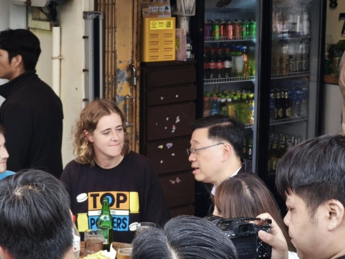 李家超和游客交流。生于大澳 长于大澳FB图片