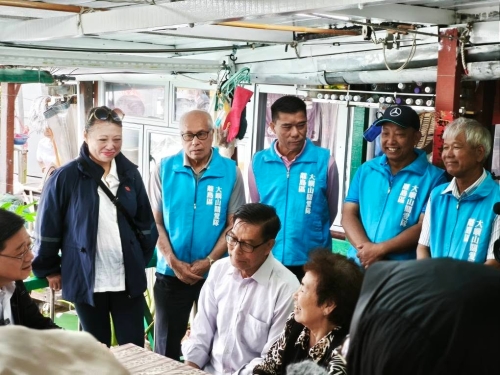 李家超与麦美娟探访棚屋居民 。生于大澳 长于大澳FB图片